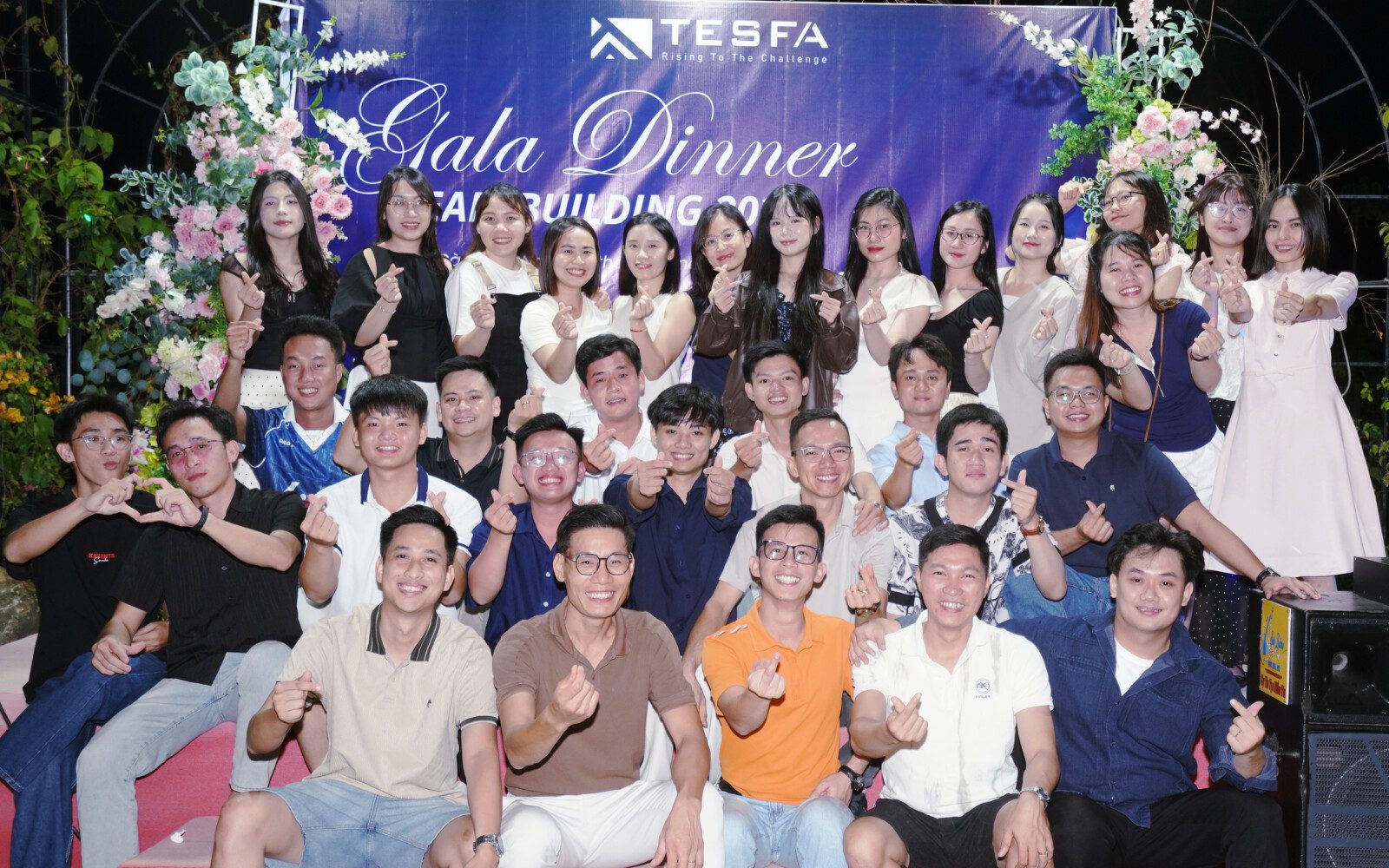 dem-tiec-galadinner-voi-nhieu-cung-bac-cam-xuc