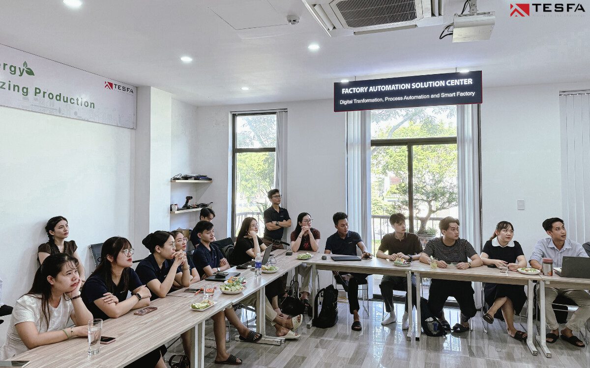 Họp tổng kết quý III - Định hướng quý IV | Nhìn lại để bước tiếp 4 lang-nghe-phan-bao-cao-cua-cac-phong-ban